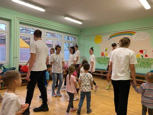 Eötvös sportszakos diákjai az óvodásokkal